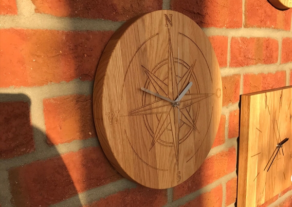 Wanduhr "Kompass von Goertz" aus Eichenholz